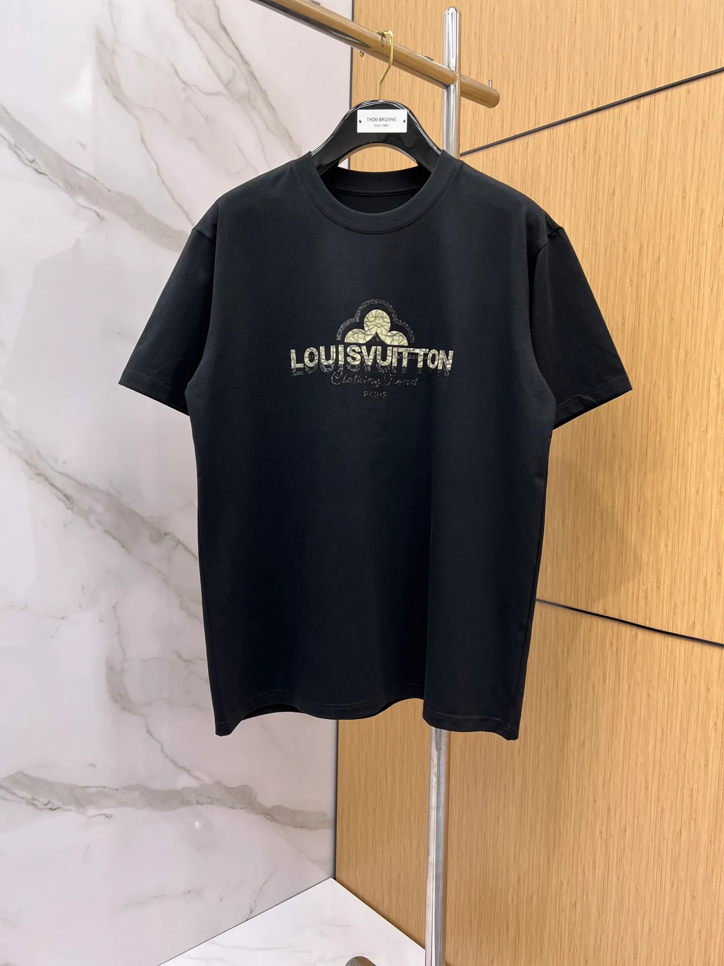 Louis Vuitton LV🌟New Arrival first counter, the latest New Arrival short-sleeved round neck T-shirt, Premium customized design, avant-garde and fashionable! Brand logo heavy craftsmanship design Premium custom fabrics. Soft to the touch. Comfortable to wear. Counter-level exquisite stitching. Fine workmanship. The upper body effect is incomparably handsome! A must-have item for a stylish man! 🐎🐎Size: M-XXL (Size table is in the last picture)